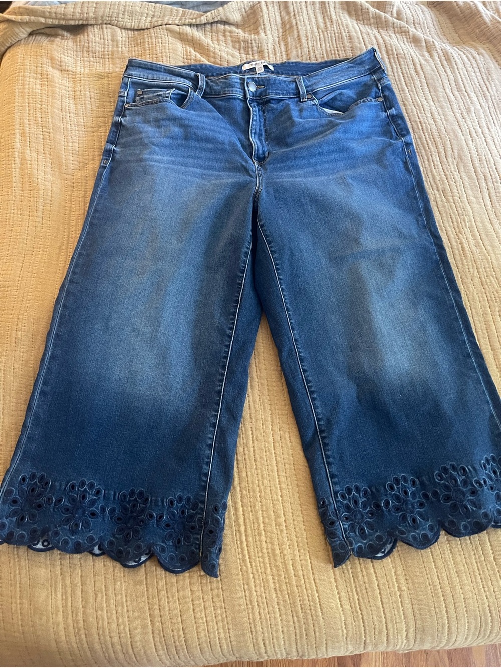 Belle Isle Scalloped Hem Cropped Jeans